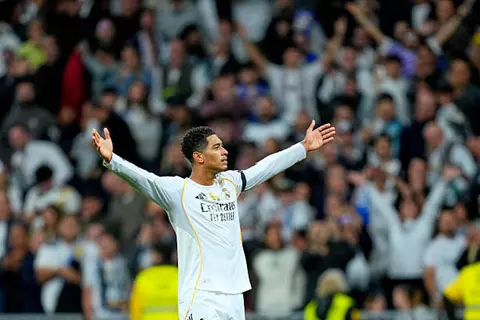 "لا يخشى أحد".. أسطورة أرسنال يدافع عن بيلينجهام بعد مهاجمته في إنجلترا